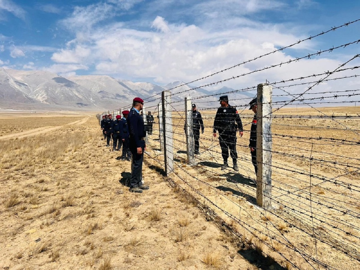 फाइल फोटो : नेपाली तथा चिनियाँ सुरक्षाकर्मी