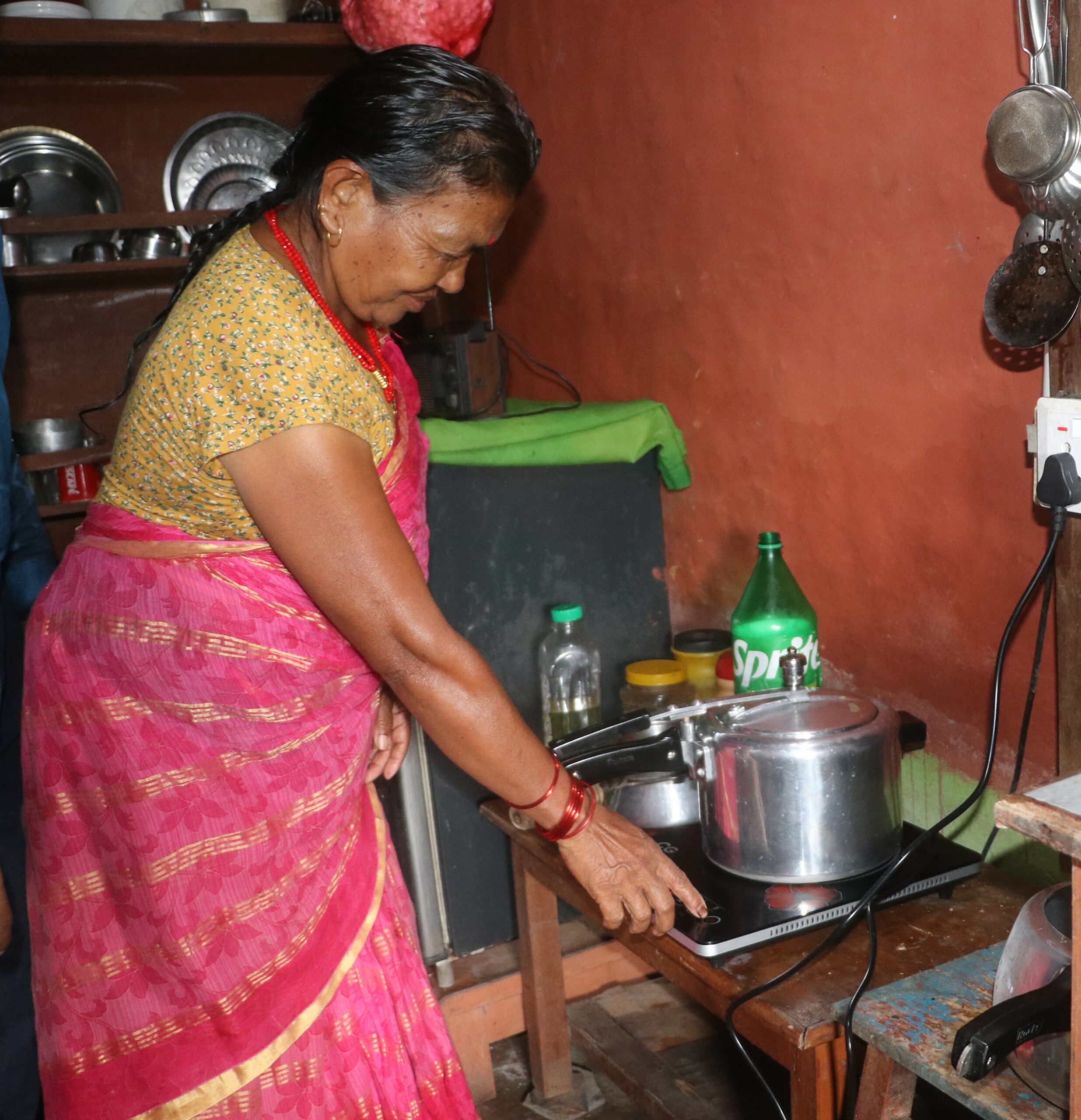 सामुदायिक वन उपभोक्ताका भान्छामा विद्युतीय चुल्हो