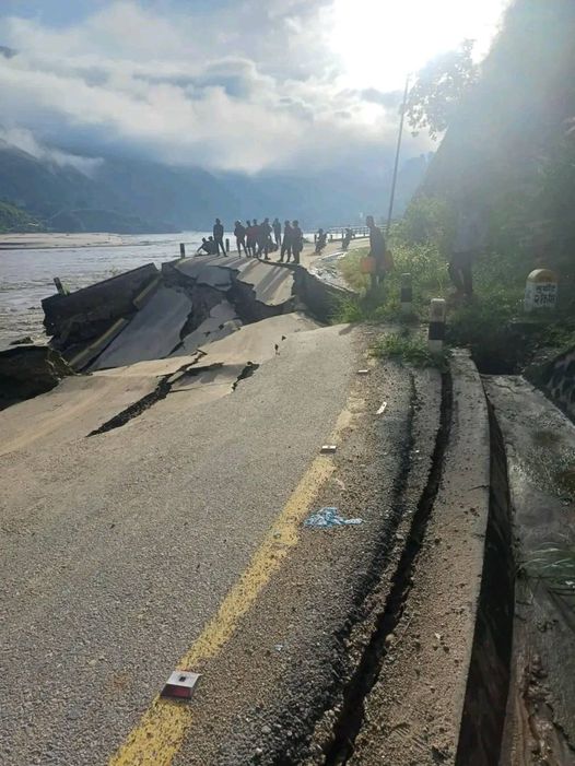 बाढीले नेपालथोक–खुर्कोट सडकखण्ड भासियो, आवत -जावत अबरुद्द