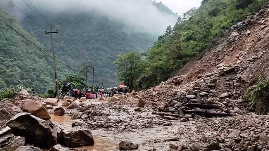 बाढी पहिरोका कारण ६८ स्थानका सडक अवरुद्ध