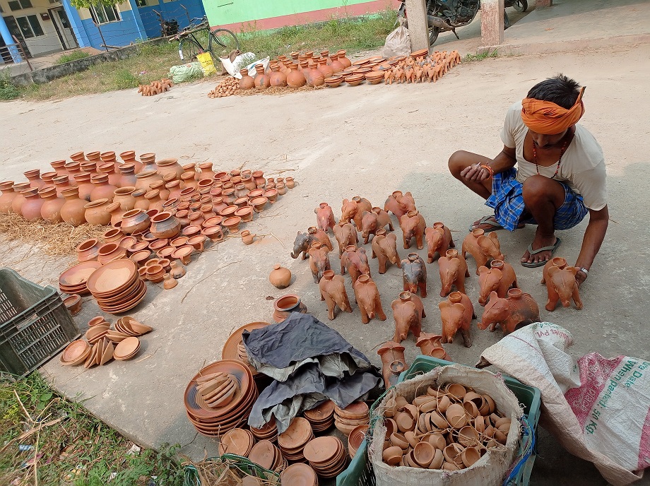 दीपावली र छठको आगमनसँगै मधेशकाका हटियामा जताततै माटाका भाँडा