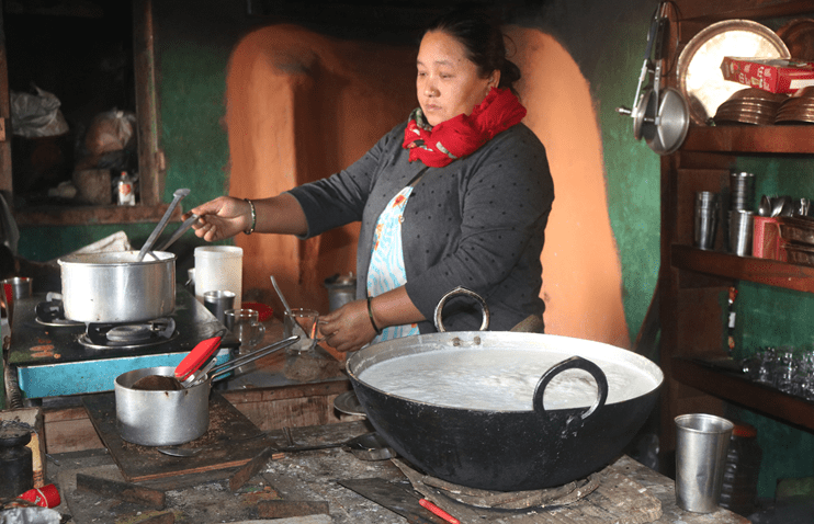 चिया बेचेरै विरसले छोराछोरीलाई स्नातकोत्तर पढाइन