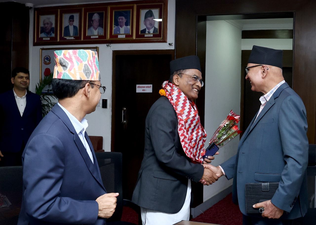 अर्थमन्त्री र नवनियुक्त गभर्नर पौडेलबीच भेट, राष्ट्र बैंकको सुपरीवेक्षकीय क्षमतामा जोड दिने प्रतिबद्दता