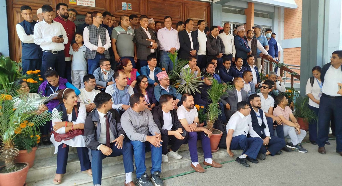 संघीय निजामती सेवा विधेयकविरुद्ध कर्मचारी आन्दोलित, मन्त्रालयअगाडि धर्ना