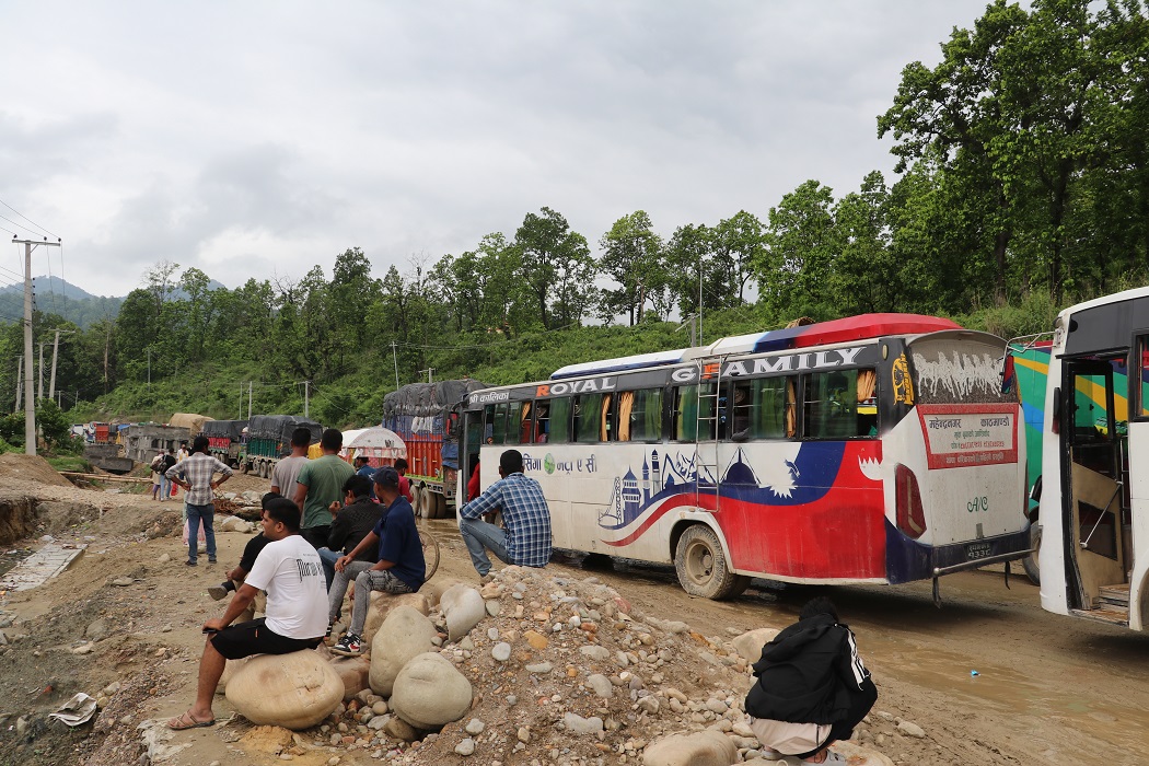 बुटवल-नारायणगढ सडक पूर्णरूपमा अवरुद्ध