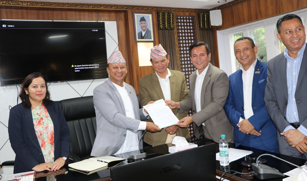 इप्पानको टोलीसँग ऊर्जामन्त्री खड्काले भने : “ऊर्जा क्षेत्रको समस्या समाधानमा सरकार प्रतिबद्ध छ”