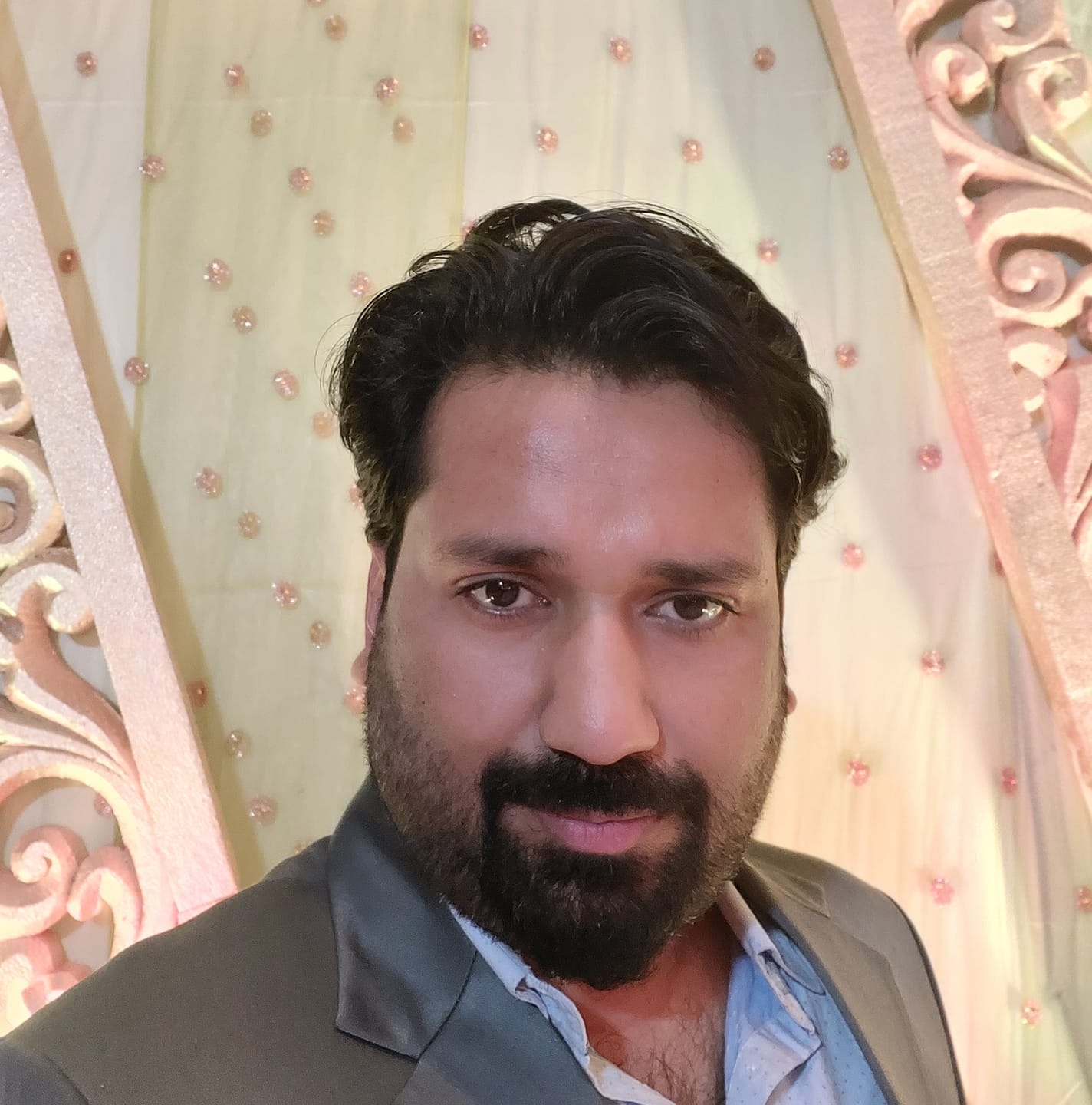 सेयर लगानीकर्ता दीपेन्द्र अग्रवाल प्रकाउ