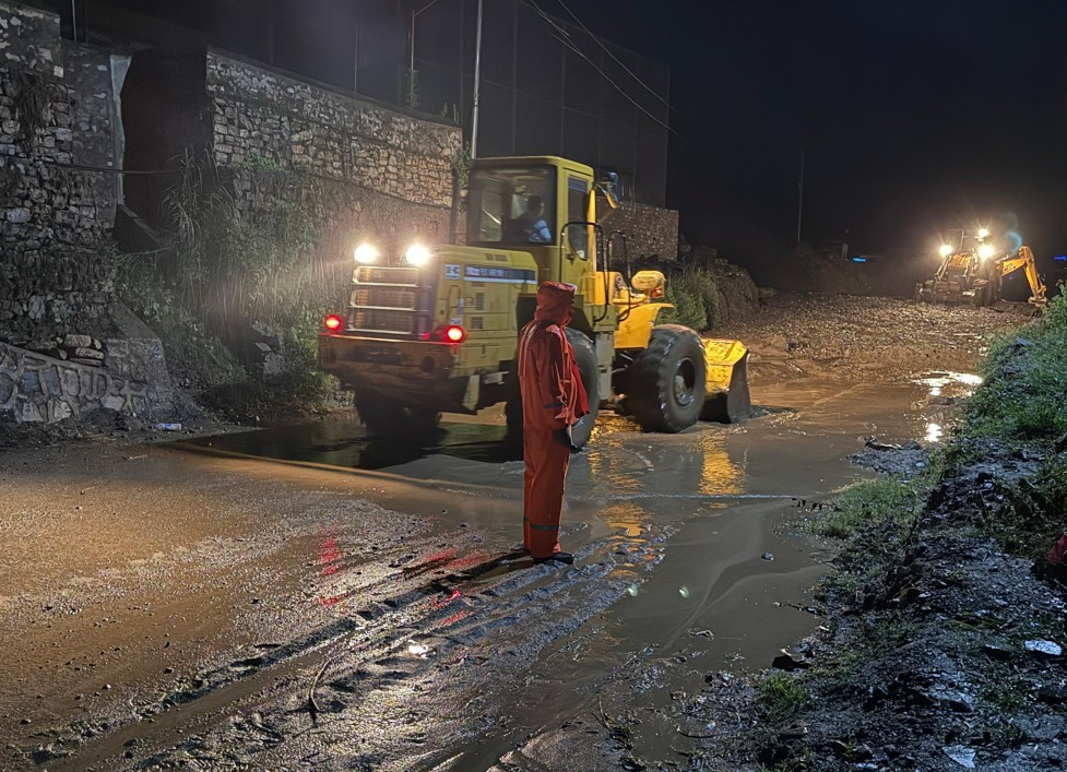 बिपी राजमार्गका विभिन्न तीन स्थानमा यातायात अवरुद्ध, खुलाउने प्रयास जारी