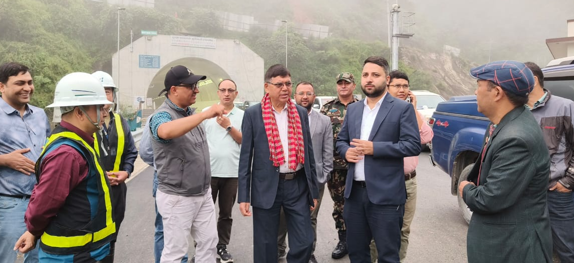 मन्त्री दाहालद्वारा सुरुङ मार्ग निरीक्षण