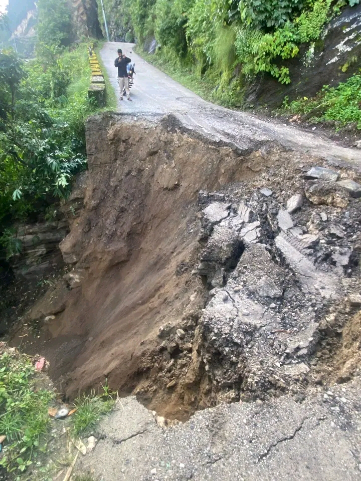 सडक भासिएपछि कर्णाली राजमार्ग अवरुद्ध
