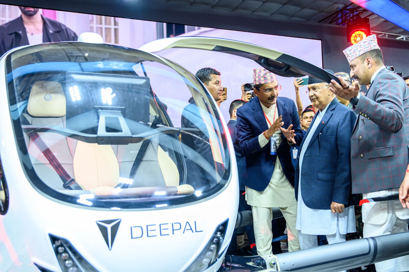 नाडा अटो शो २०२५ मा प्रधानमन्त्री केपी शर्मा ओली द्वारा नेपालकै पहिलो फ्लाइङ कार Deepal eVTOL को उद्घाटन