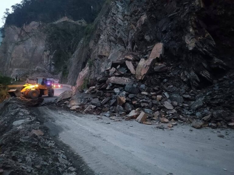 मुग्लिन-नारायणगढ सडक खण्डमा दुई तर्फी आवागमन अवरुद्ध, रातभर नखुल्ने