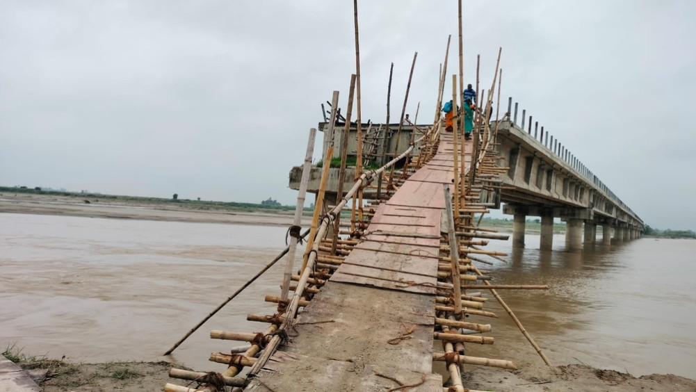 घिसिङको स्थलगत निरीक्षण पछि : कमला पुल सम्पन्न गर्ने निर्माण कम्पनीको प्रतिबद्धता