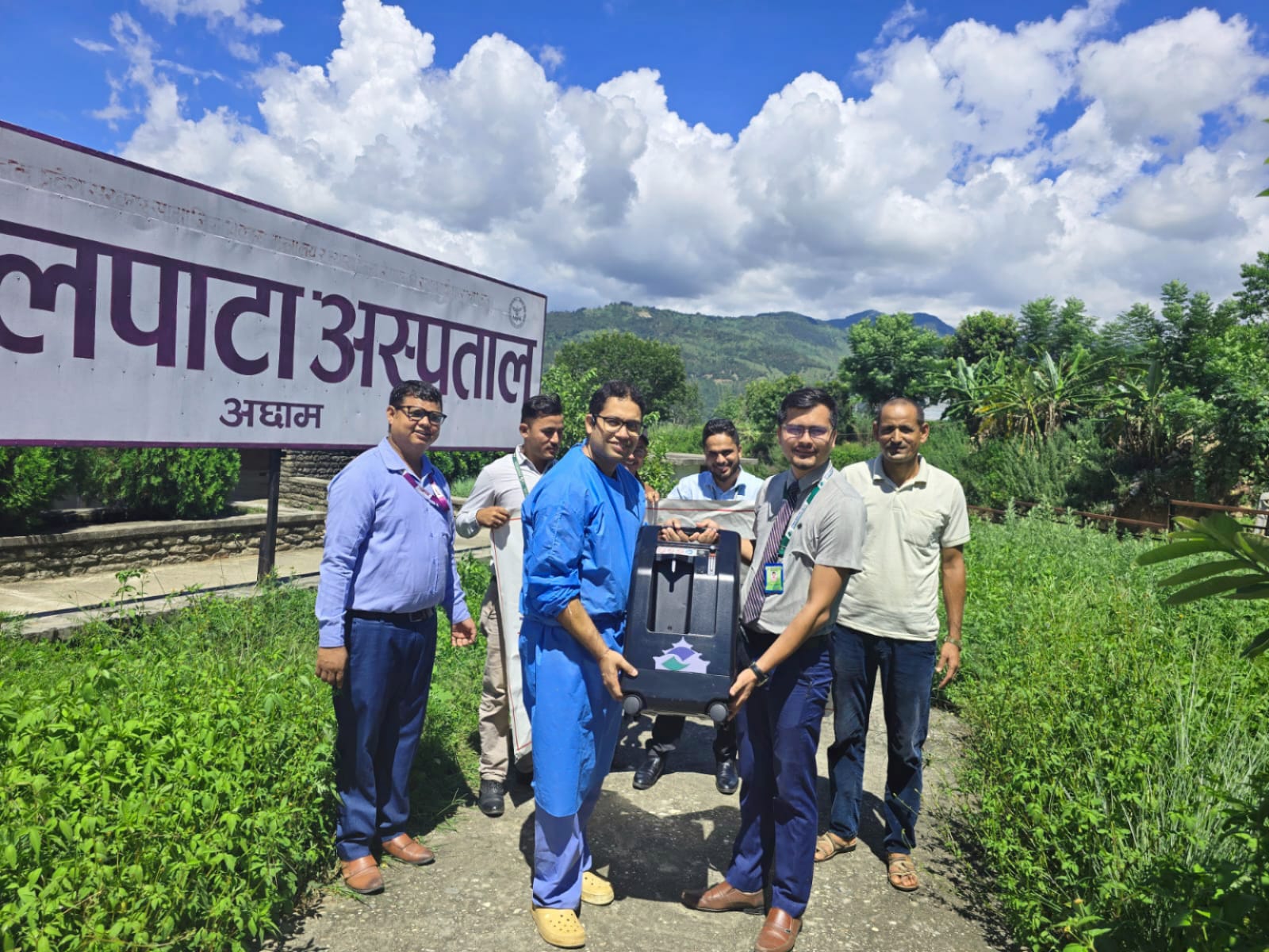 सांग्रिला डेभलपमेन्ट बैंकद्वारा बयालपाटा अस्पताललाई अक्सिजन कन्सन्ट्रेटर हस्तान्तरण ।