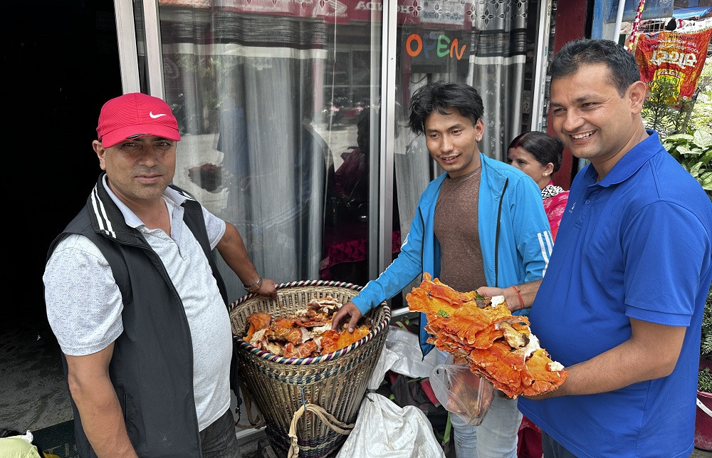 बेनी बजारमा रातो च्याउको माग बढी