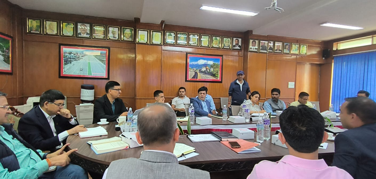 सार्वजनिक विदाका दिन पनि भौतिक पूर्वाधार मन्त्री दाहाल र कर्मचारी काममै