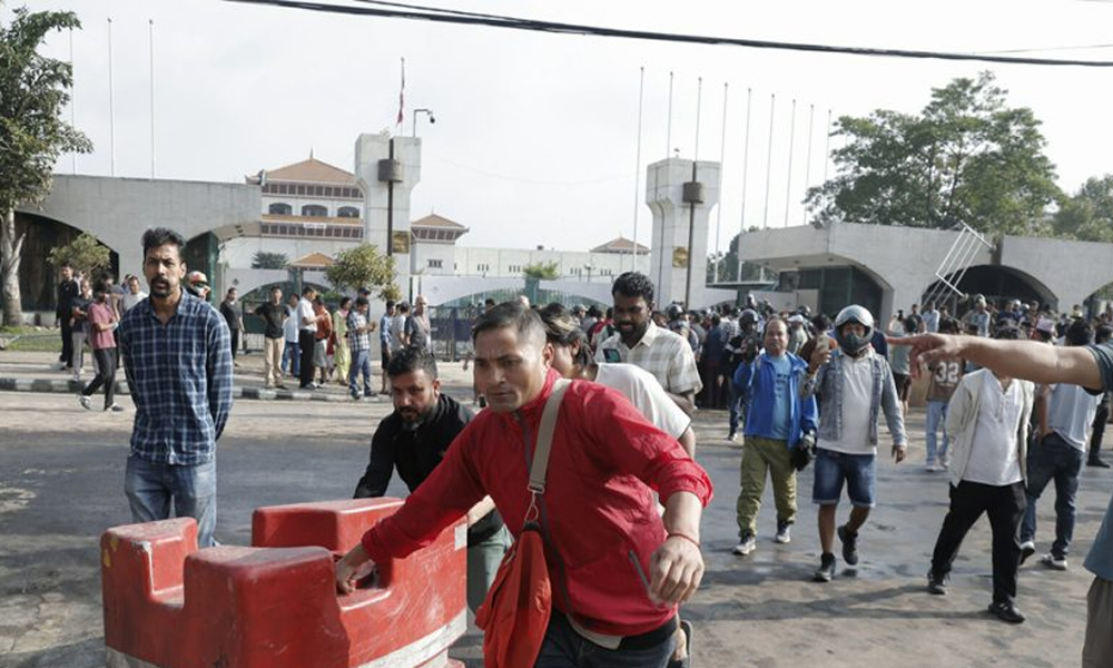 कर्फ्युकै बीच आज पनि संसद भवन अगाडि प्रदर्शन