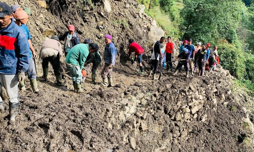 श्रमदानबाट सडक मर्मत