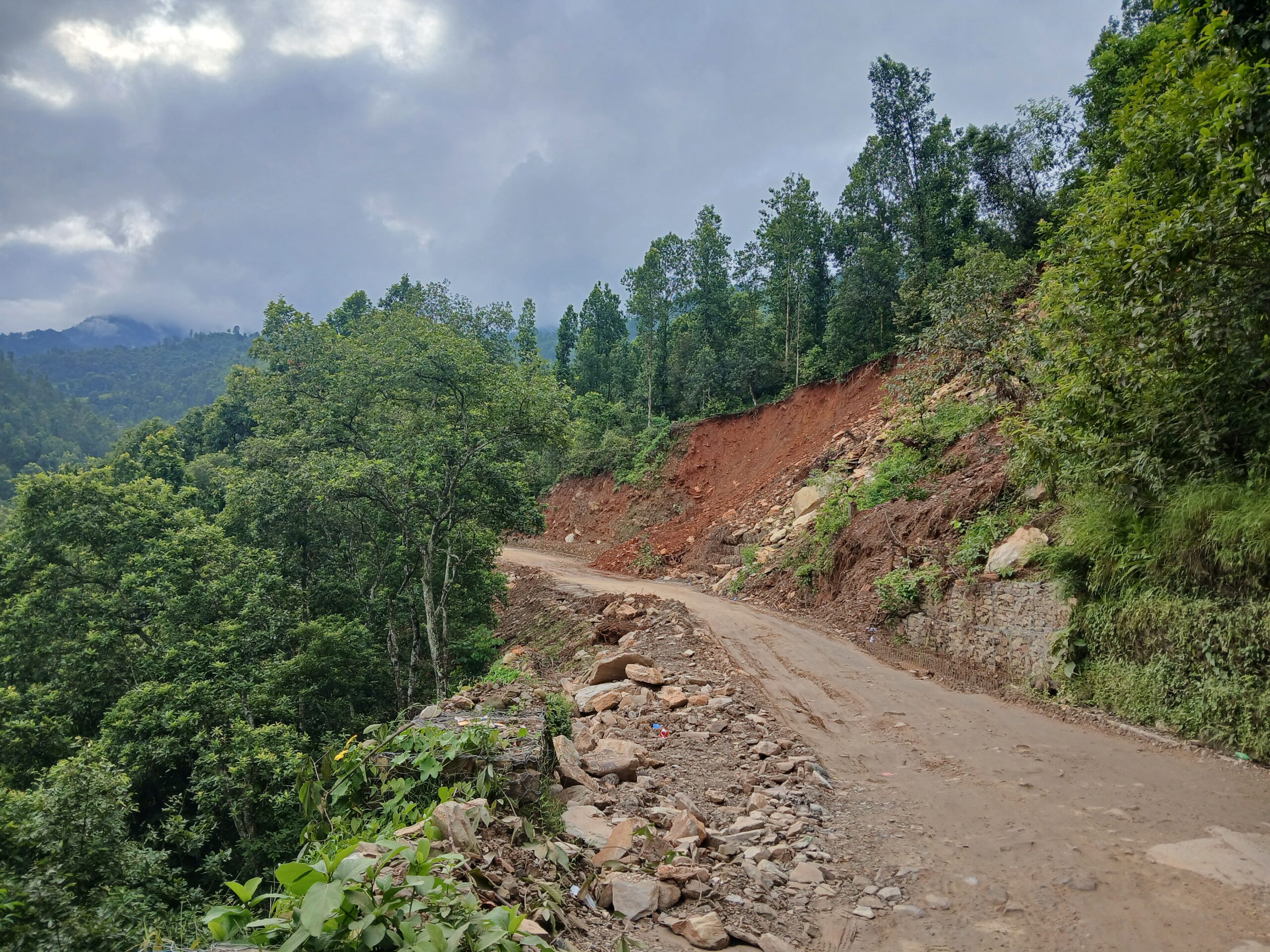 धादिङ–मलेखु सडकः दारेगौँडाभिरमा अझै भासिने र पहिरो जाने क्रम रोकिएन
