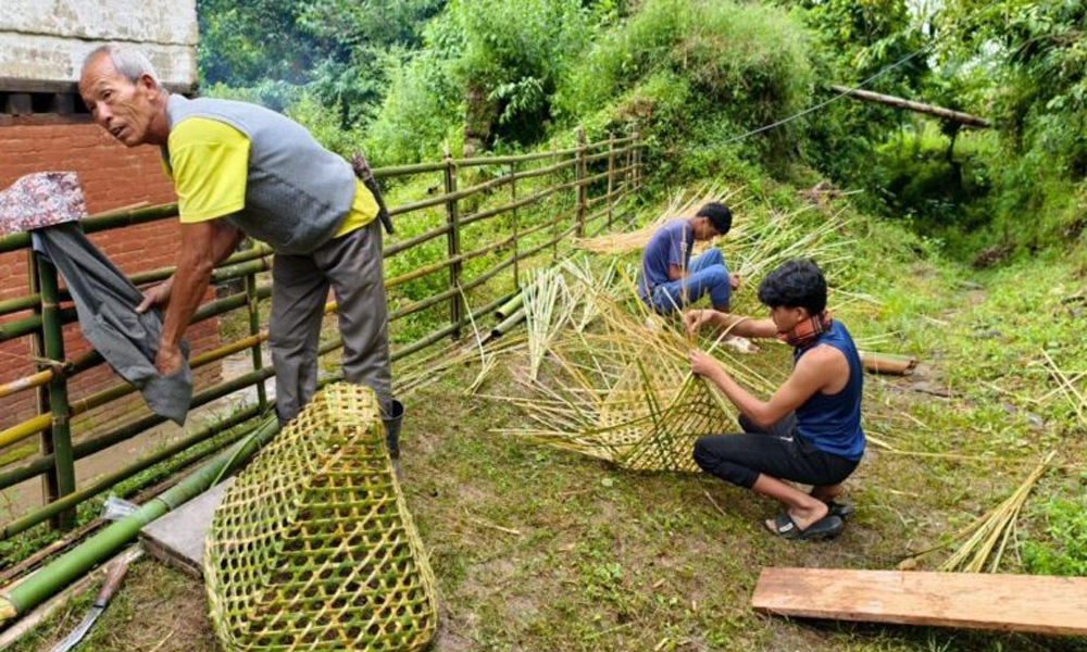 संस्कृतिसँगै परम्परागत हस्तकलाको सीप सिकाउँदै ‘टेम्केमैयुङ’