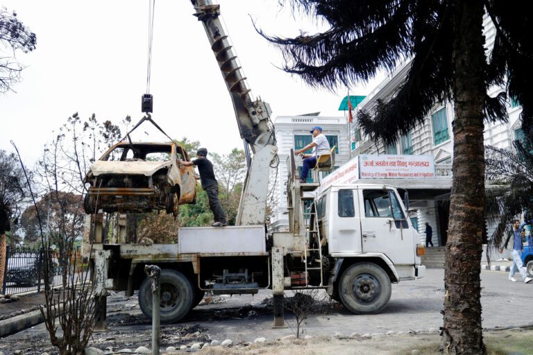 सिंहदरबारबाट आगजनी गरिएका सवारीसाधन हटाइँदै