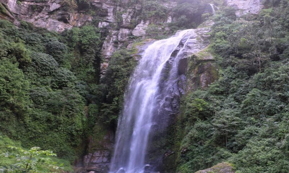 महभिर झरना : पर्यटकको मन रमाउने जलधारा
