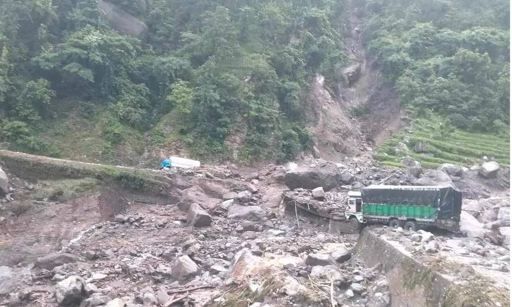 पहिरोले कर्णाली राजमार्ग अवरुद्ध