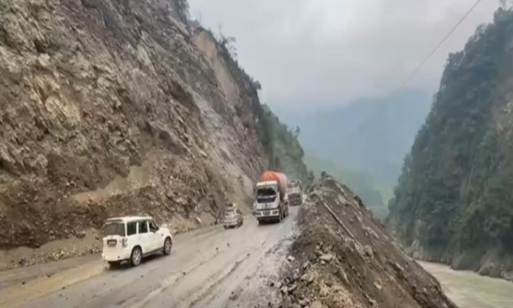 तुइन खोलाको पहिरो पन्छाएपछि खुल्यो मुग्लिन–नारायणगढ सडकखण्ड