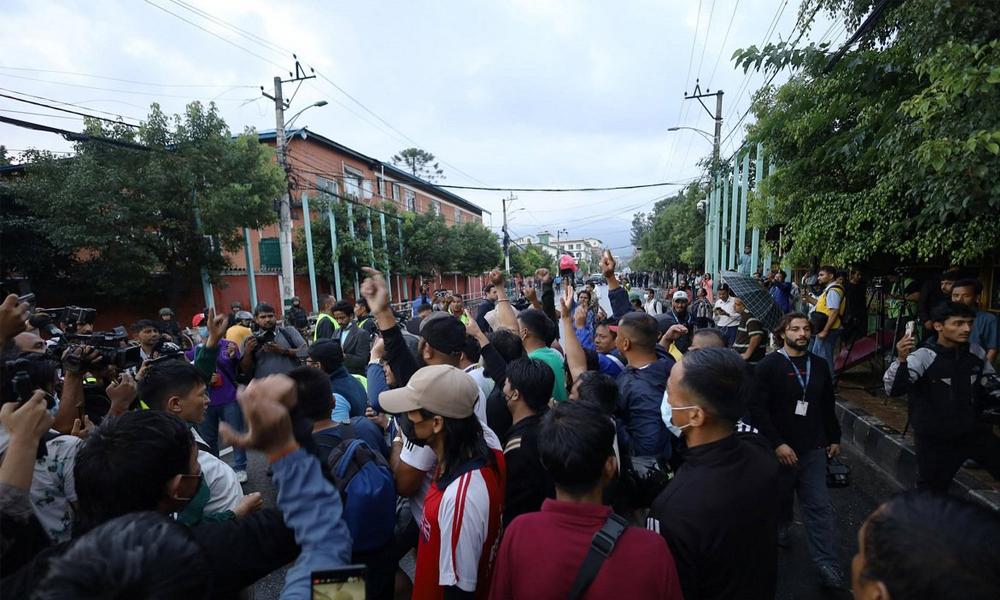 शीतल निवास अघि हर्क र कुलमानका समर्थकको प्रदर्शन