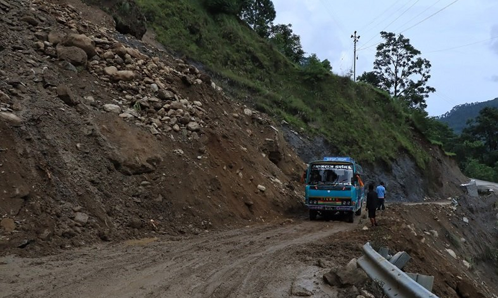 देशभरका १७ सडक अवरुद्ध