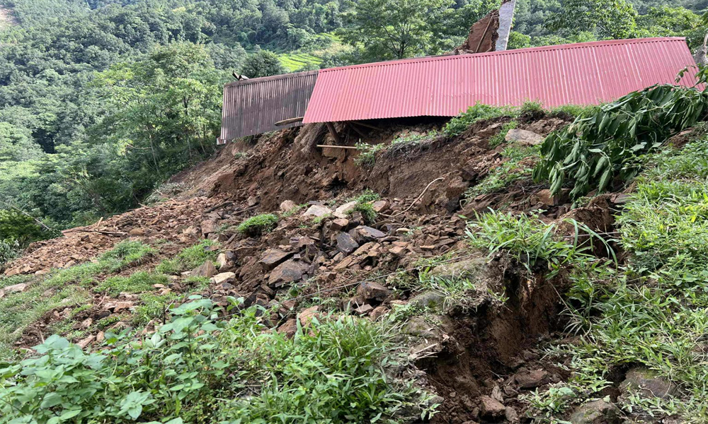 पर्वतमा पहिरोले ६ घर भत्किए, १० घर उच्च जोखिममा