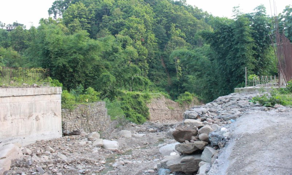 लेदुवा खोलाको पुल सात वर्षदेखि अलपत्र