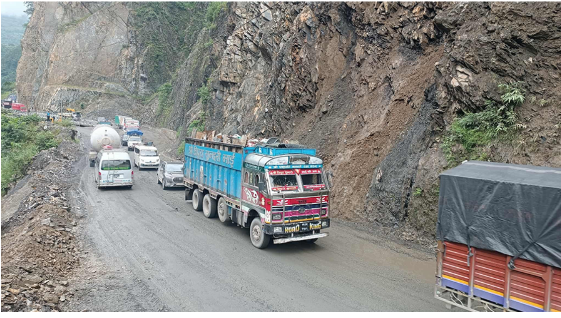 तुइन खोलाको पहिरो हटाइयो, पृथ्वी राजमार्ग एकतर्फी सञ्चालनमा