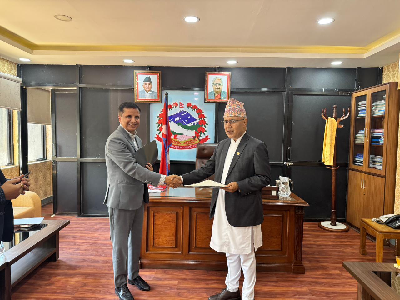 नेपाल बिमा प्राधिकरणका अध्यक्ष जनकराज शर्माले लिए सपथ, आजै पदवहाली गर्ने