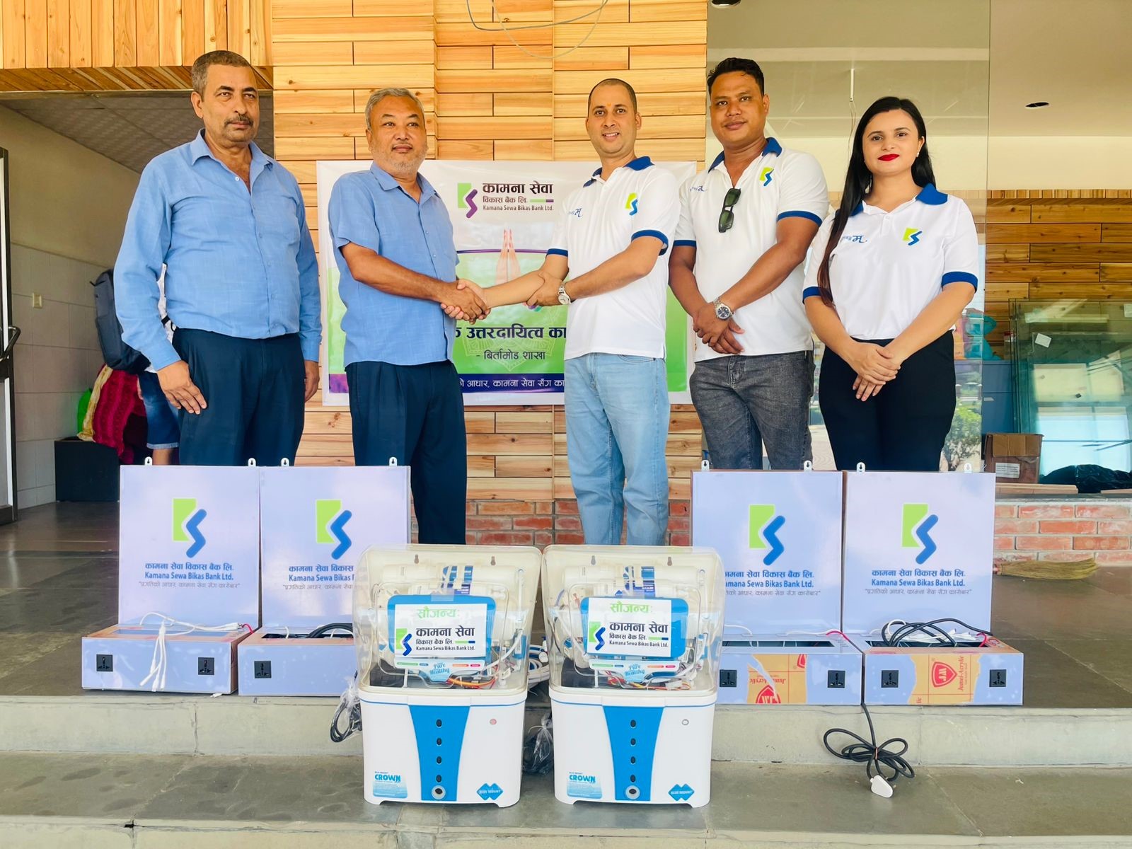 कामना सेवा विकास बैक र मेची आँखा अस्पताललाई वाटर प्यूरिफायर र मोबाइल चार्जिङ स्टेशन हस्तान्तरण 