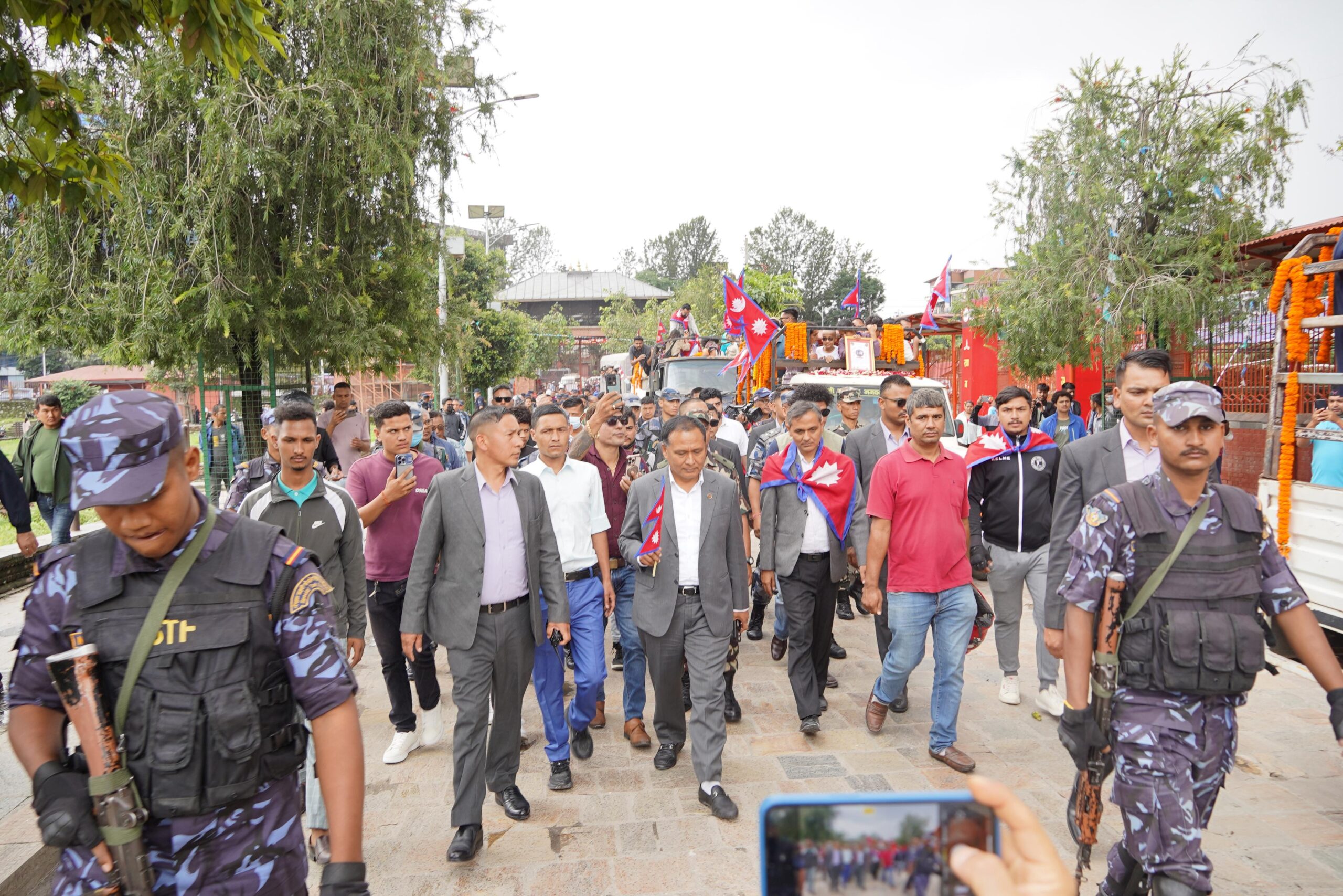 सहिदहरूलाई अन्तिम बिदाइ गर्न मन्त्रीद्वय पशुपतिमा