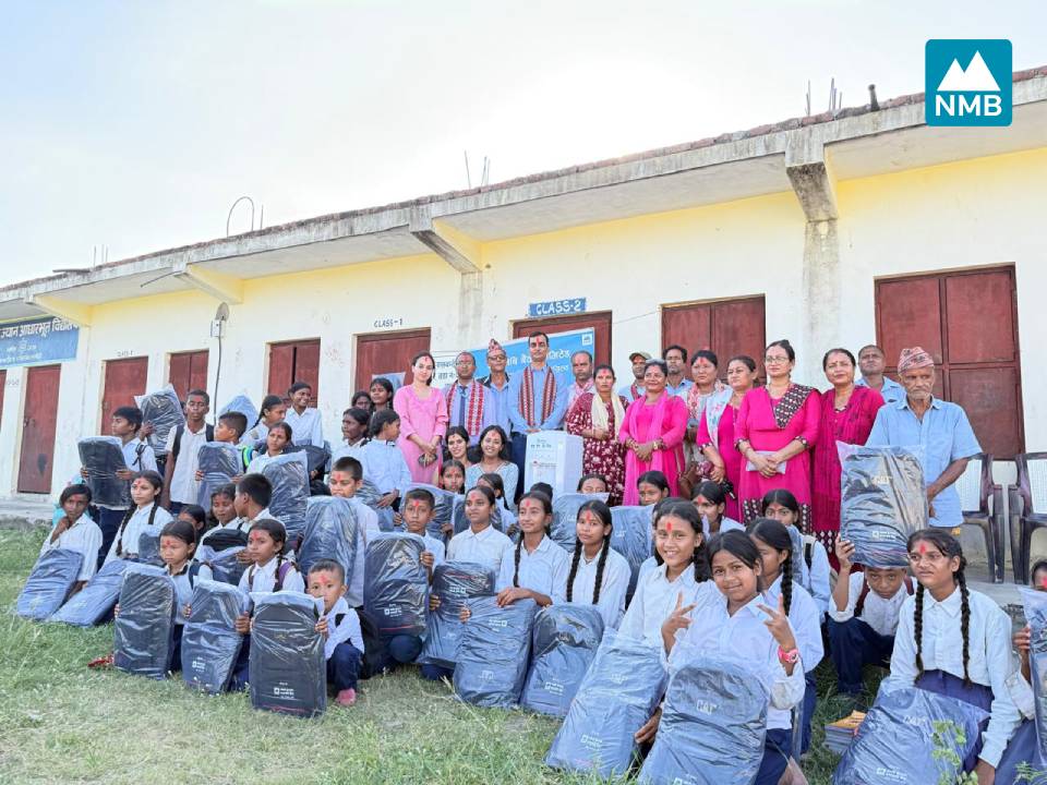 एनएमबि बैंकद्वारा विद्यालयमा स्कुल ब्याग र व्वाटर डिस्पेन्सर वितरण