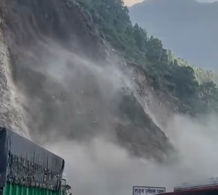 तुइनखोलामा फेरि खस्यो पहिरो, राजमार्ग पूर्ण अवरुद्ध