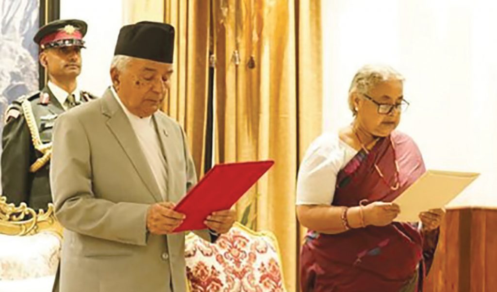 जेनजी आन्दोलनका घाइतेहरूलाई भेट्न अस्पताल जाँदै प्रधानमन्त्री कार्की