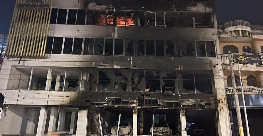 प्रदर्शनकारीले जलाएको अटो सोरूममा भेटियो युवतीको जलेको शव