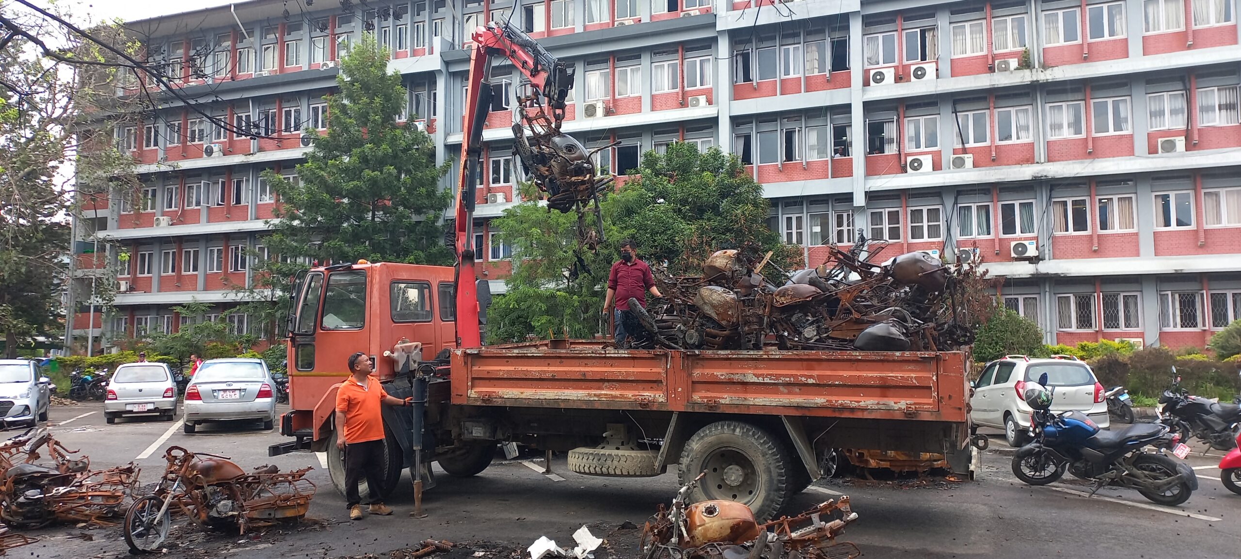 भारी उपकरणको सहयोगमा सिंहदरबार भित्रका जलेका सवारी हटाइँदै