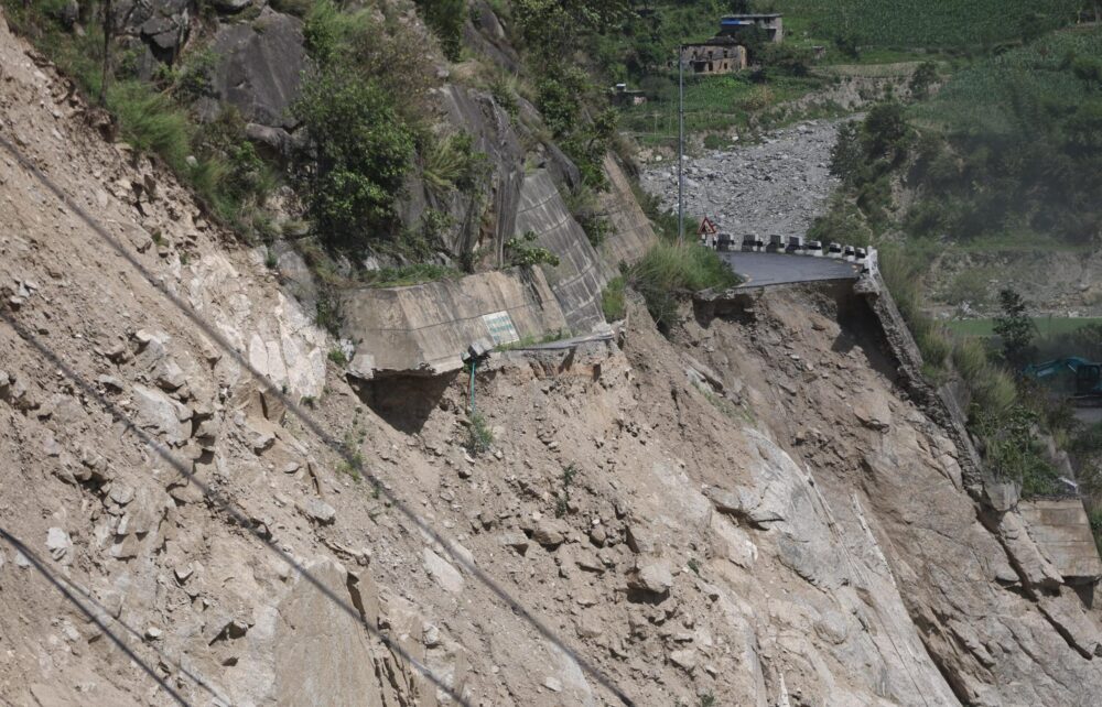 क्षतिग्रस्त सडक पुनर्निर्माणमा १२ अर्ब लाग्ने, अवरुद्ध सडक सञ्चालन सरकारको पहिलो प्राथमिकतामा