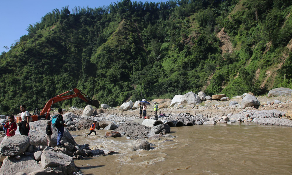 फेमे खोलामा डाइभर्सन निर्माण हुँदै, यातायात सुचारु गर्ने तयारी