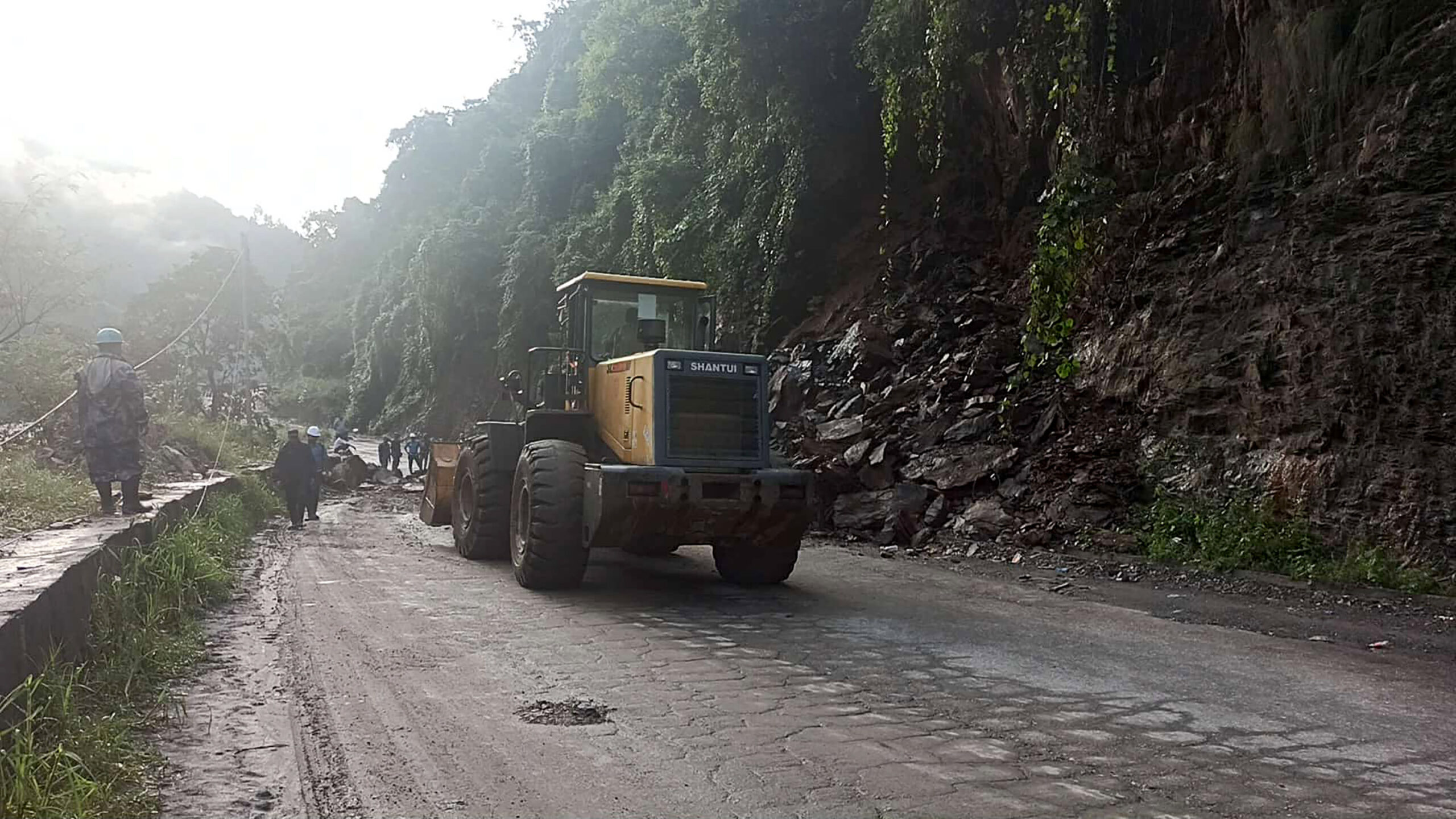 पृथ्वीराजमार्गका विभिन्न स्थानमा पहिरो ,सफा नगरी सवारी आवागमन गर्न सकिने अवस्था छैनः प्रमुख जिल्ला अधिकारी