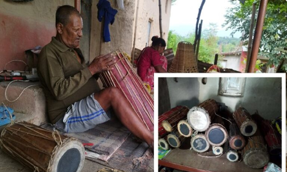 तिहारका लागि मादल बनाउन व्यस्त चित्रे बादी