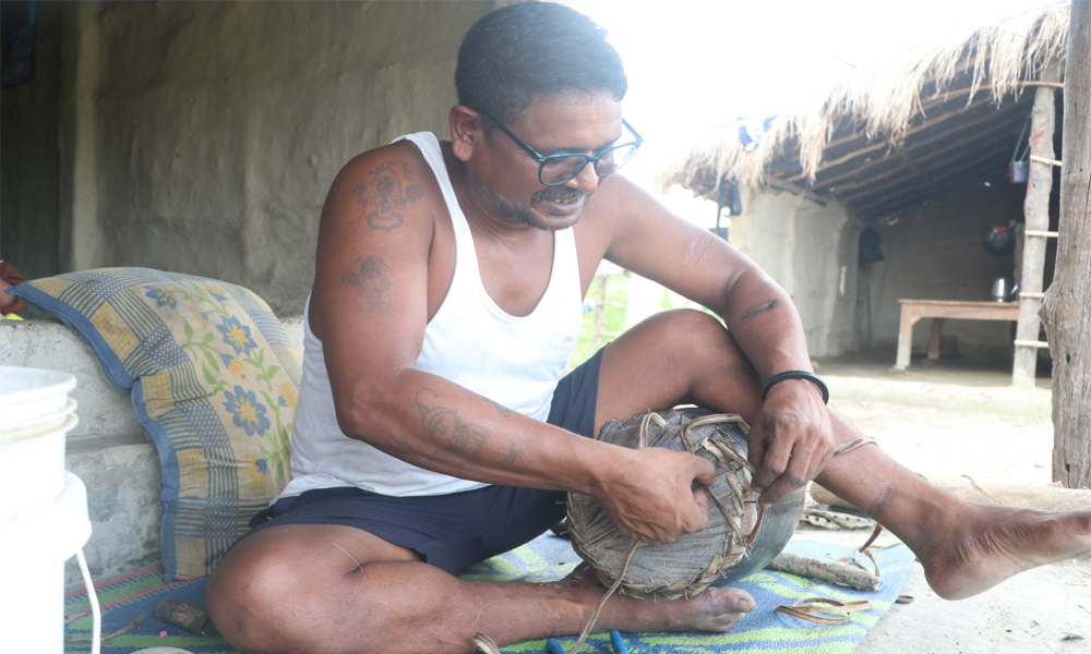 तिहारका लागि मादल बनाउन भ्याइनभ्याइ