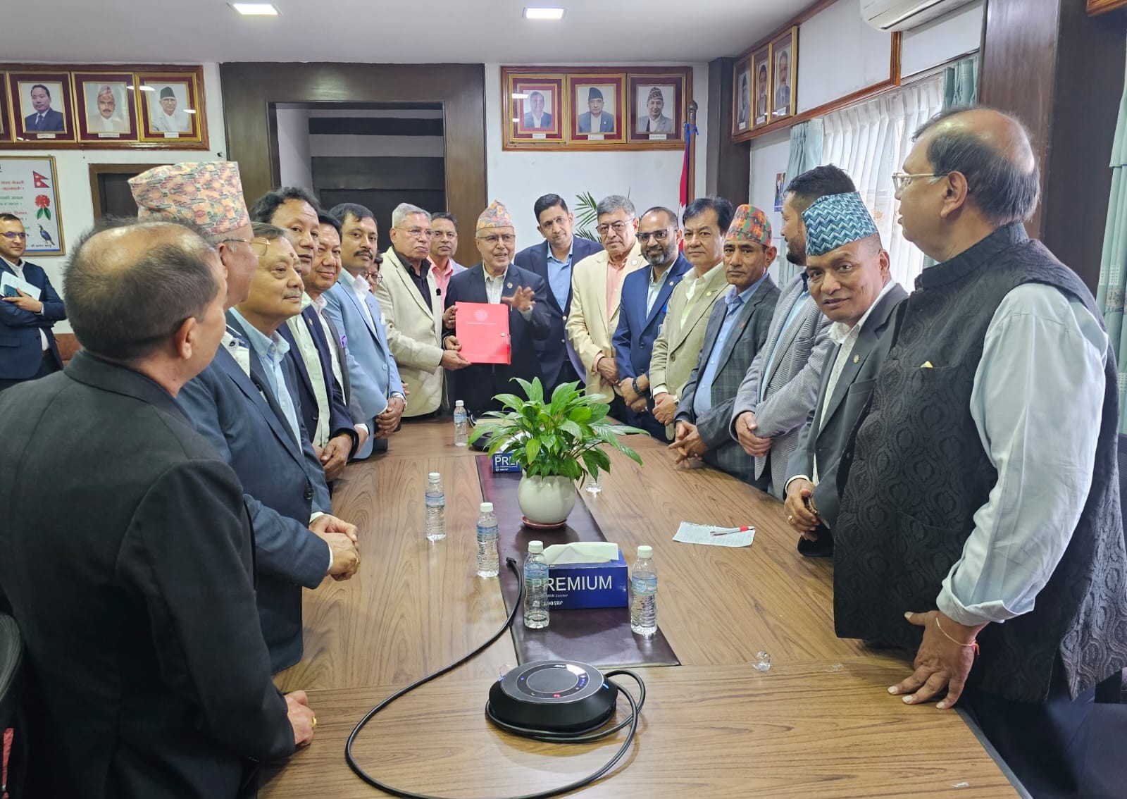 अर्थतन्त्रका विद्यमान समस्या समाधान र लगानीकर्ताको मनोबल उकास्न चेम्बरद्धारा अर्थमन्त्री खनाल समक्ष आग्रह