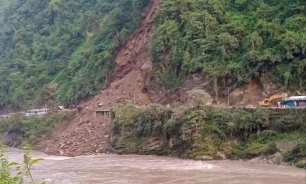 मुग्लिन–नागढुंगा सडकखण्डको जवाङ खोलामा पहिरो, पृथ्वी राजमार्ग अवरुद्ध