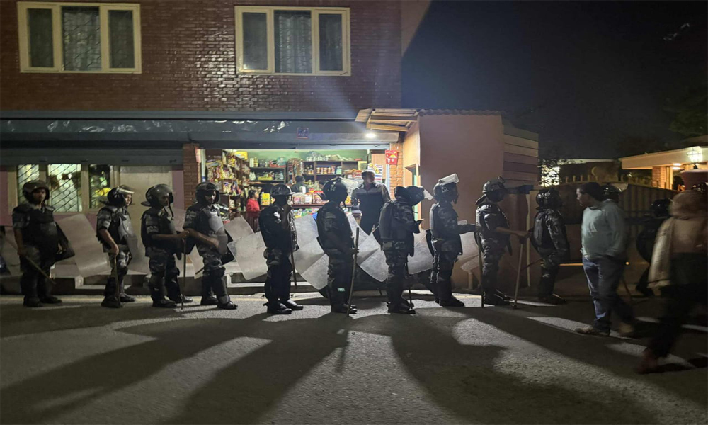 धितोपत्र बोर्डको मुख्य गेटमा ताला, कार्यालयमा पुग्यो प्रहरी