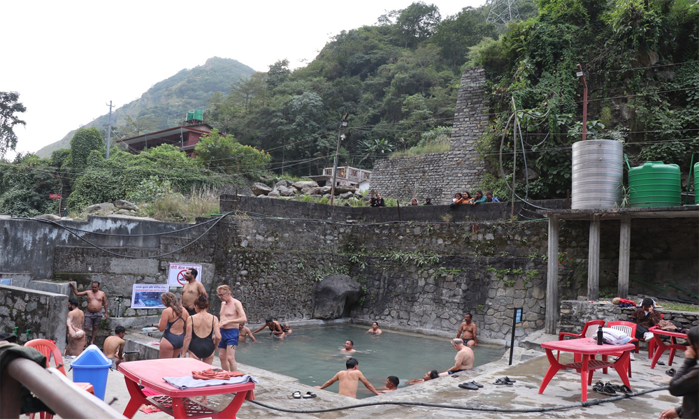 पदयात्रीको ‘रिफ्रेस सेन्टर’ भुरुङ–तातोपानी कुण्ड